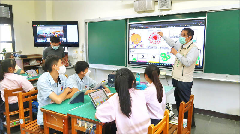 教師的問題交給同校的老師開會來討論最後並作成決定，這是一個非常沉重的負擔；示意圖。（台南市教育局提供）