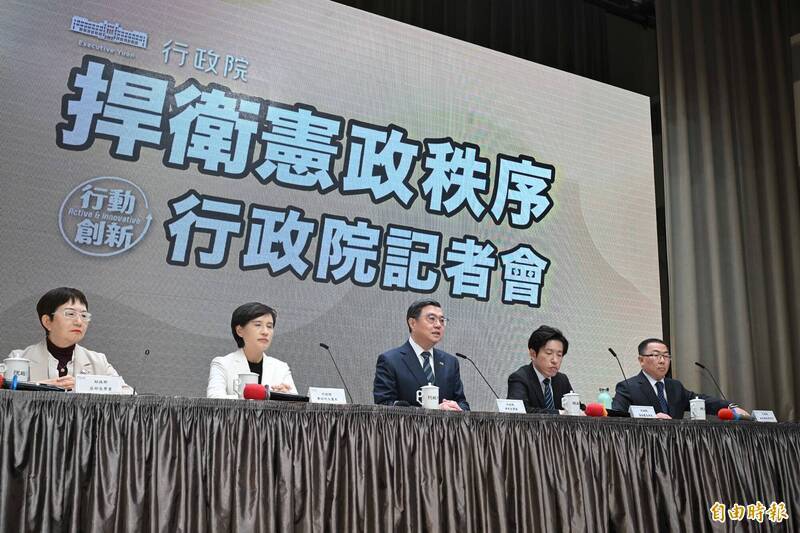 行政院長卓榮泰（中）日前召開「捍衛憲政秩序」記者會，宣布不副署藍白聯手通過的「財政收支劃分法」。（資料照）