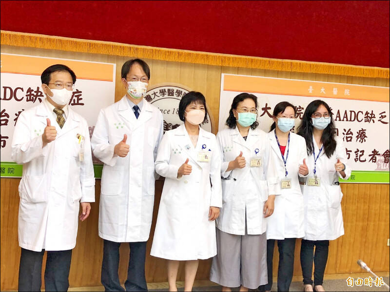 台大醫院小兒部暨基因醫學部教授胡務亮（左二）團隊開發AADC缺乏症基因治療，獲歐盟核可上市。（資料照）