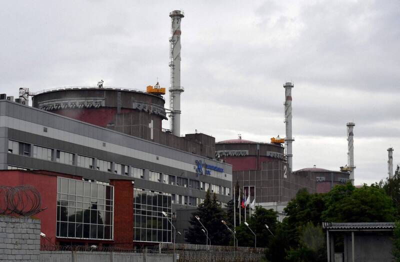 俄佔札波羅熱核電廠遭到3架無人機接連攻擊，造成3人受傷及一座反應爐受損。（法新社檔案照）