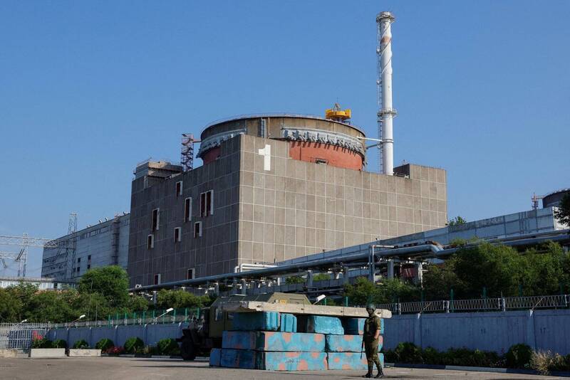 扎波羅熱核電廠即使反應爐停機，仍高度依賴外部電力維持冷卻系統。輸電線一旦遭到破壞，安全機制便會迅速滑向失控邊緣。（路透檔案照）