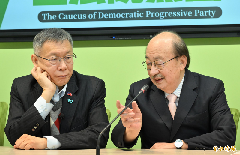 民眾黨創黨主席柯文哲（左）自曝曾向民進黨團總召柯建銘（右）提議「人工生殖法通過，總預算、軍購案我來處理」，遭拒後反指對方「就是要亂」。（資料照）