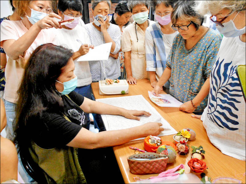 除長照保險外，推動活躍老化觀念，也就是高齡者退休後，仍然保有貢獻或服務社會的熱忱與動能，並繼續不斷地以實際行動參與生產或公益活動、發揮影響力退而不休；台北市大同樂齡學習中心結合當地永樂市場布藝特色，以拼布、染布為課程主軸。（資料照，北市教育局提供）