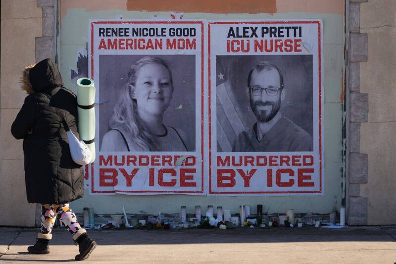 在美國明尼蘇達州明尼阿波利斯市南部，張貼著蕾妮·古德和亞歷克斯·普雷蒂照片的海報。（彭博檔案照）