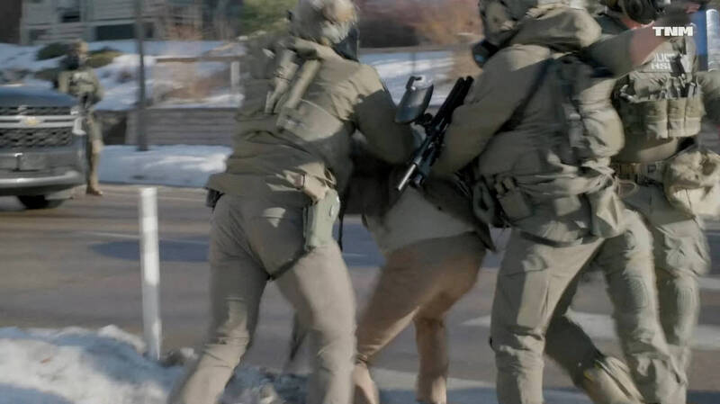 圖為美國移民和海關執法局（ICE）人員試圖拘留普雷蒂。（路透檔案照）