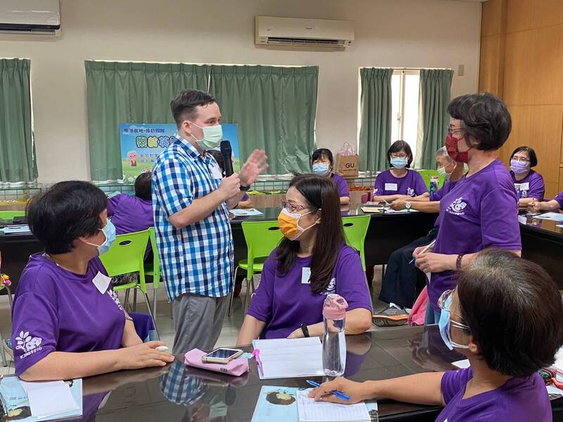 為了促進這些群體的成功轉型，建立強有力的社會支持系統至關重要；外籍教師教樂齡中心長者學英語。（南市府提供）