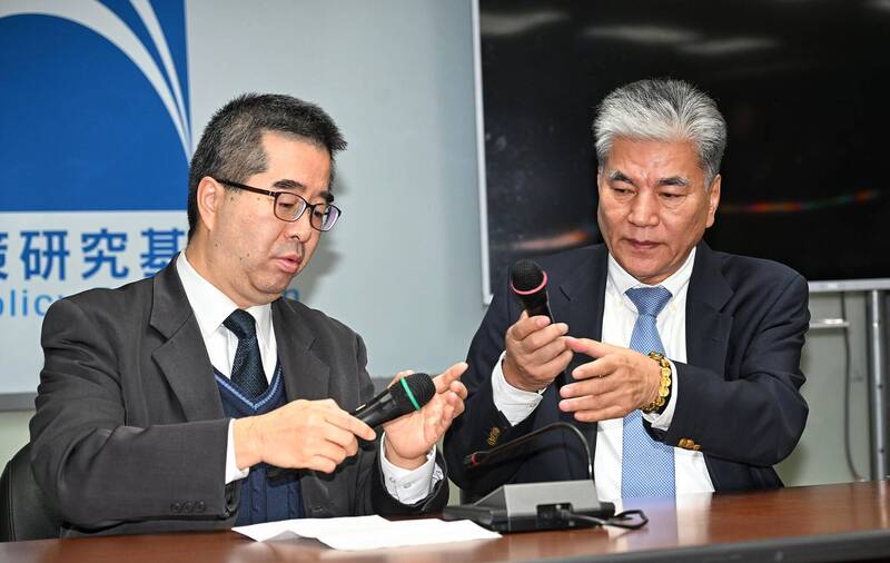 中國國民黨副主席蕭旭岑（左）、國家政策研究基金會副董事長李鴻源（右）針對近日前往中國進行國共智庫交流，召開記者會說明。（資料照）