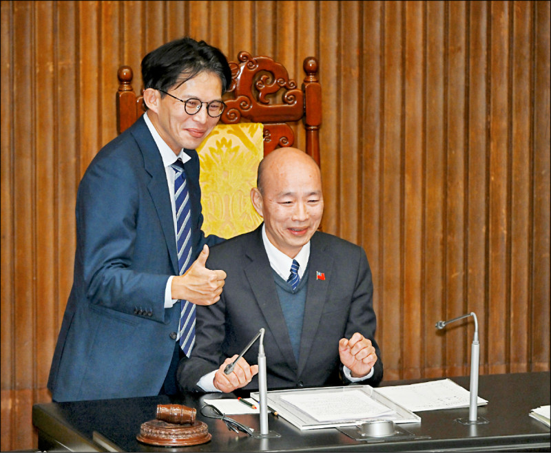 立法院1月30日進行本會期最後一次院會，將離開立法院的立委黃國昌上主席台找院長韓國瑜合影。（資料照）