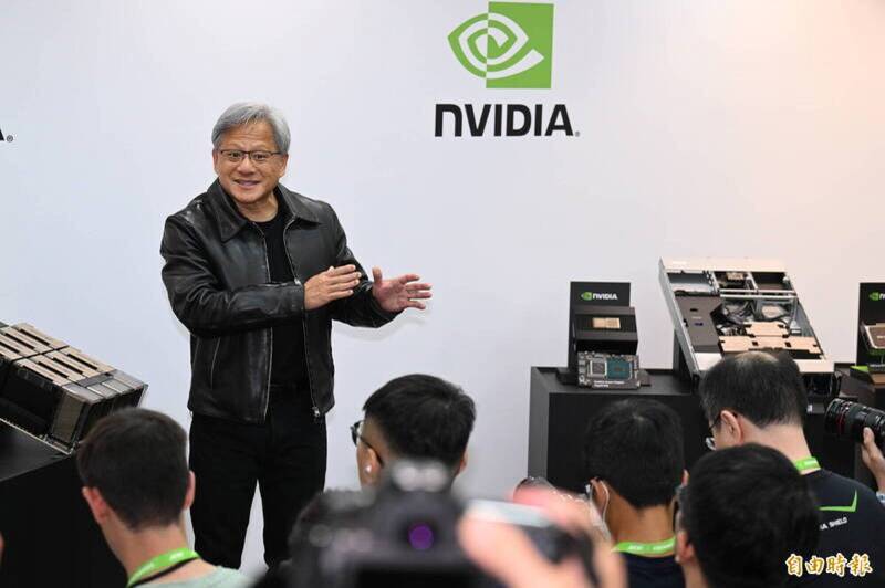 輝達執行長黃仁勳強調，輝達需要大量晶圓與及後續世代晶片量產。表示AI世代供應鏈瓶頸已轉移至先進封裝與高頻寬記憶體上。（資料照）