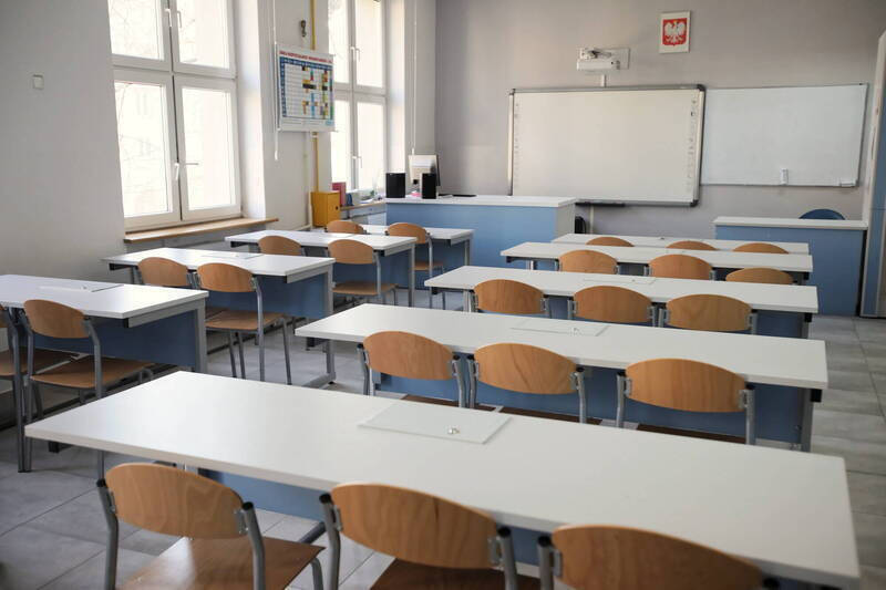 某公立國小發生三年級小學生，因情緒「失控」揮剪刀，嚇壞同學；教室示意圖。（歐新社檔案照）