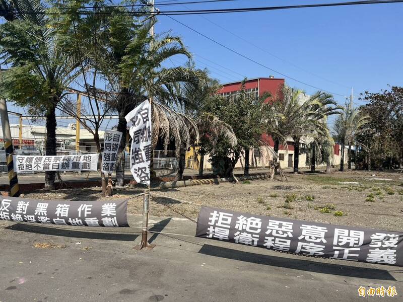 反對自辦市地重劃的地主在現場懸掛布條。（資料照）