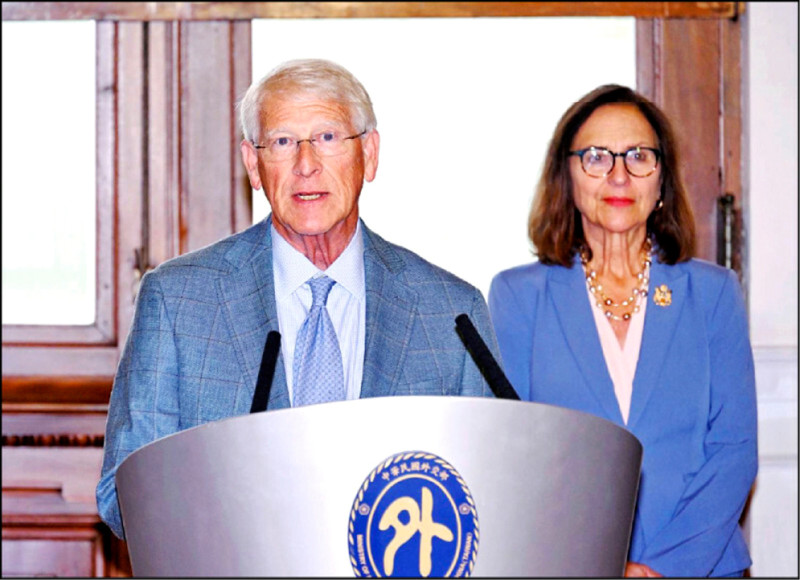 美國參議院軍事委員會主席韋克爾（左）表示失望，點名台灣在野黨持續大幅削減8年1.25兆元國防特別預算案！（資料照）