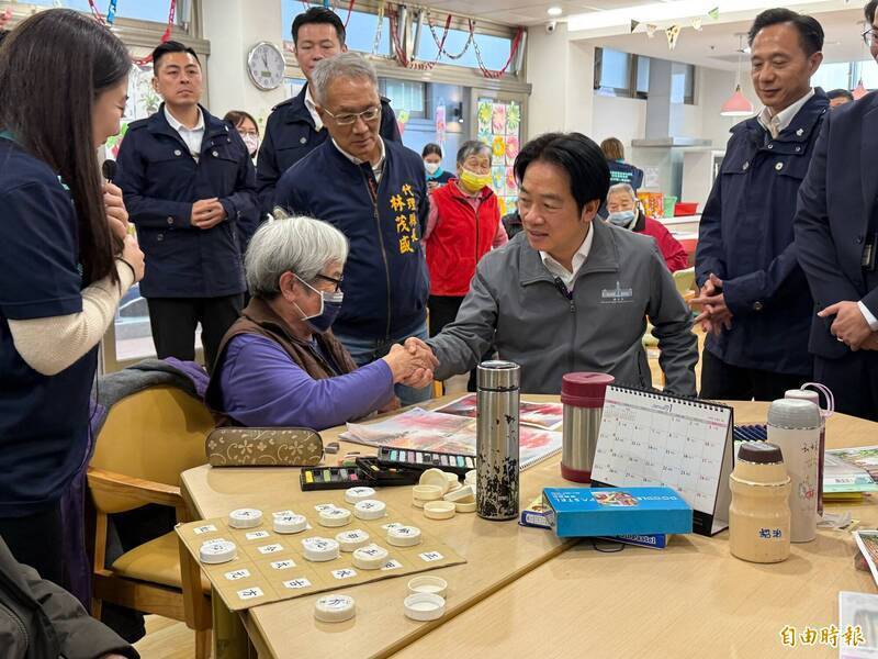 賴總統日前赴宜蘭參訪長照機構，憂總預算未通過恐影響「長照3.0」推動。（資料照）