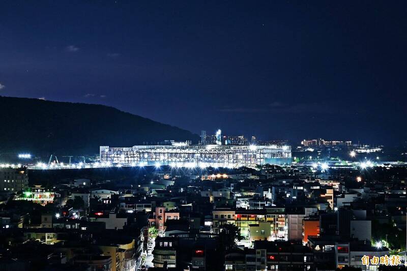 台美產業合作，可全方位提升台灣人才在創新研發與市場行銷等全價值鏈競爭力，並以不同時區拋接工作的方式，讓太平洋東西兩岸的關鍵產業群聚；圖為台積電高雄廠區夜景。（資料照）