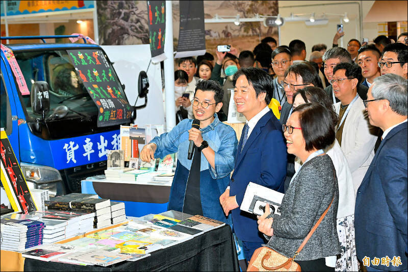 賴清德總統出席開幕典禮致詞表示：「找一位好老師不如找好書。」強調閱讀對個人成長的影響，引發全國教育產業總工會不滿；圖為賴清德逛書展。（資料照）