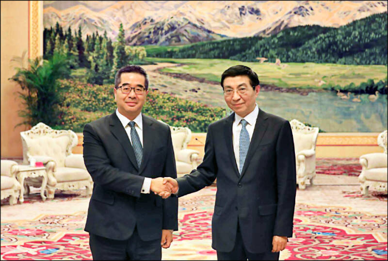 率團訪問中國的國民黨副主席蕭旭岑（左），近日於北京人民大會堂會見中共中央政治局常委、全國政協主席王滬寧（右）。（資料照，國民黨提供）