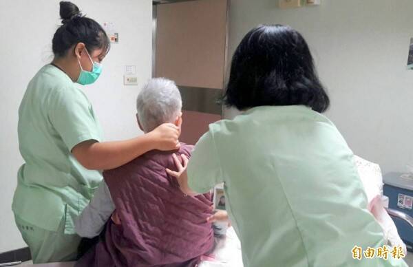 環境一方面期待年輕人投入，另一方面卻只提供破碎的案量與模糊的角色定位。他們被要求付出情感，卻缺乏技能升級的路徑；照服員示意圖。（資料照）