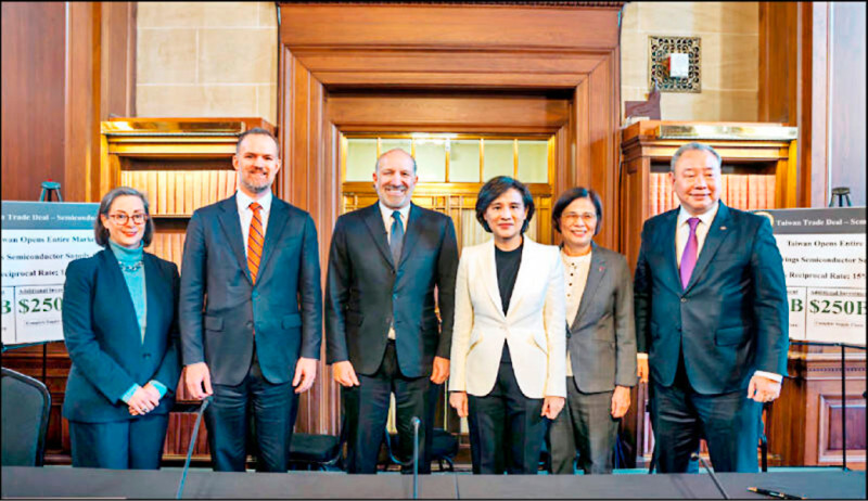 台美關稅敲定，簽署MOU後合影；左起為AIT執行理事藍鶯、美國貿易代表葛里爾、美國商務部長盧特尼克、行政院副院長鄭麗君、行政院政委楊珍妮、駐美代表俞大㵢。（取自盧特尼克社群X）
