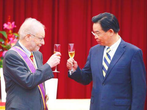 2018年11月16日，當時的外交部長吳釗燮（右）向澳洲退休學者家博（左）敬酒，此前他被授予了大綬景星勳章。（中央社資料照）