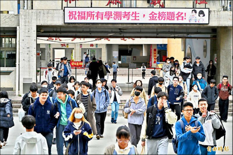 對學測考生而言，選對「學會如何思考與判斷的路」，可能比選對一項熱門技能，更重要。（資料照）