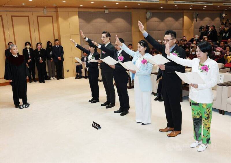 民眾黨不分區立委李貞秀（右1）3日上午在立法院宣誓就職。（中央社資料照）