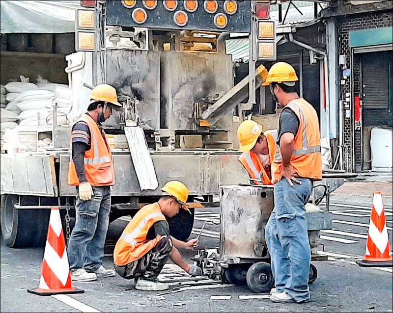 「非典型就業」者難以完整參與社會保險，也不易被福利體系接住。（資料照）