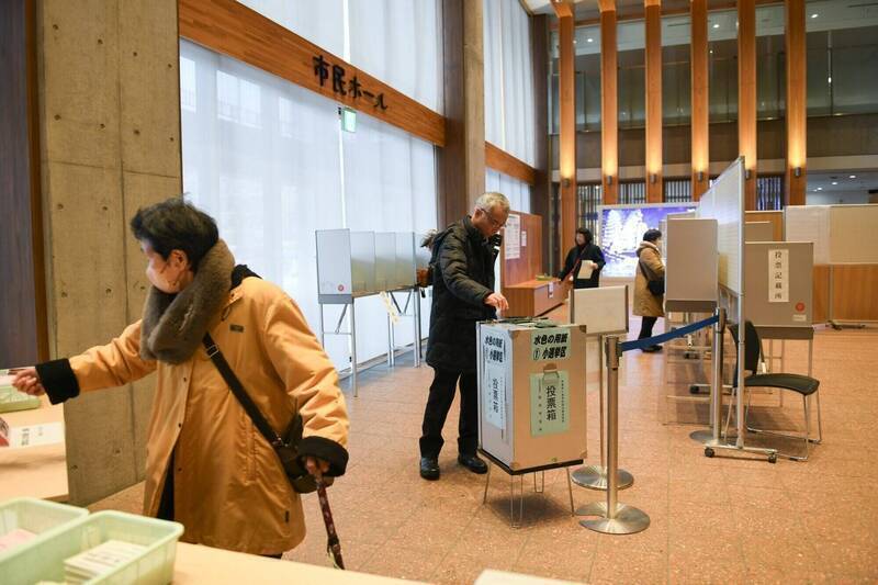 日本眾議院大選展示了政治的「授權重置」，也就是將政治僵局交由人民直接裁決；示意圖。（彭博）