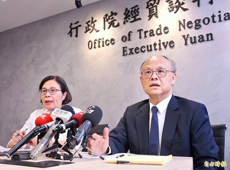 高市大勝後，台灣應比照「台美21世紀貿易倡議」，洽簽「台日經濟夥伴協定」；左為行政院經貿談判辦公室副總談判代表楊珍妮，右為行政院政務委員鄧振中。（資料照）