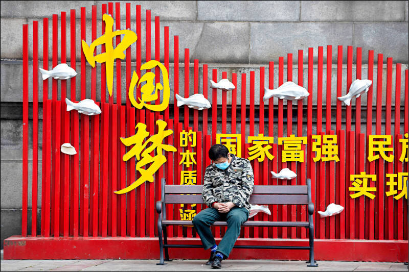 學者指出，中國經濟持續低迷，改革開放以來的社會契約瓦解，人民要求公益的抗爭行動不斷增加，將產生所謂「新階級戰爭」。（美聯社檔案照）