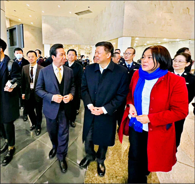 爭取金酒輸中解禁，金門縣長陳福海（右三）、國民黨立委陳玉珍（右一），2023年在中國廈門市與中國國台辦主任宋濤（右二）會面。（資料照，金門縣政府提供）