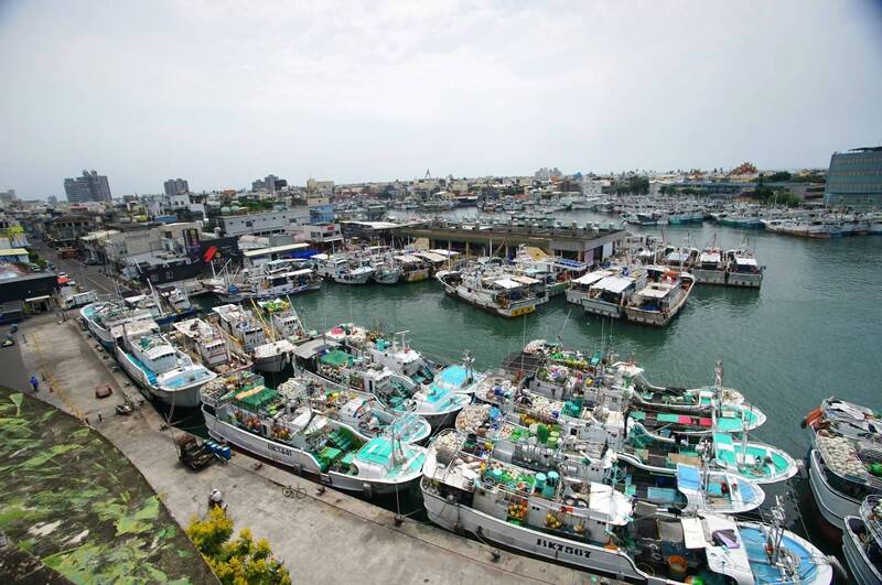 農產品貿易已不再僅是價格與關稅問題，包括禁止強迫勞動產品進口、強化遠洋漁業勞動權益保障。圖為屏東遠洋漁業重鎮。（資料照）