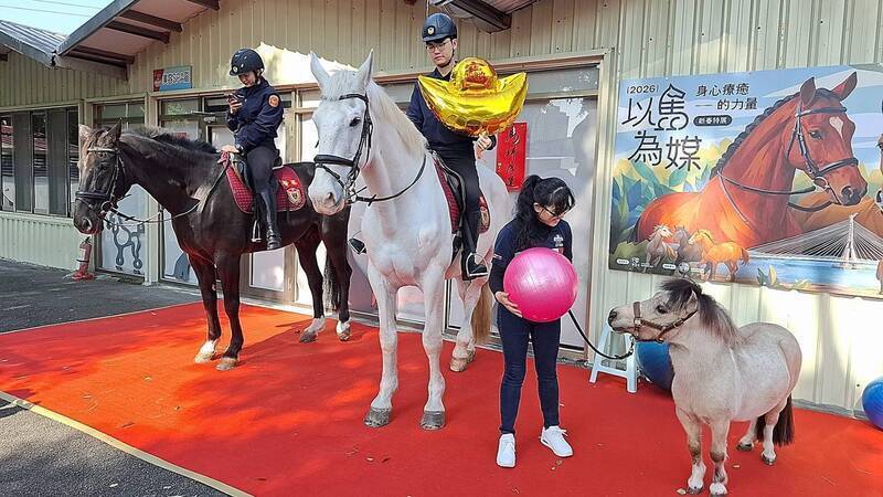 馬年開始，台灣人都能好好把握「一念之間」的救贖。圖為新北市毛寶貝教育園區舉辦「以馬為媒：身心療癒的力量新春特展」。（新北市動保處提供）