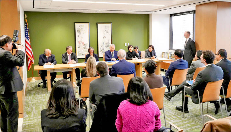 台美於美東時間2月12日簽署台美對等貿易協定。（取自美國駐中使領館X）