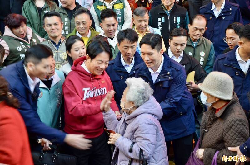 民進黨和賴總統下屆還想執政的話，應該學高市首相勇敢提出自己的政策。圖為賴總統新春走廟發福袋。（資料照）