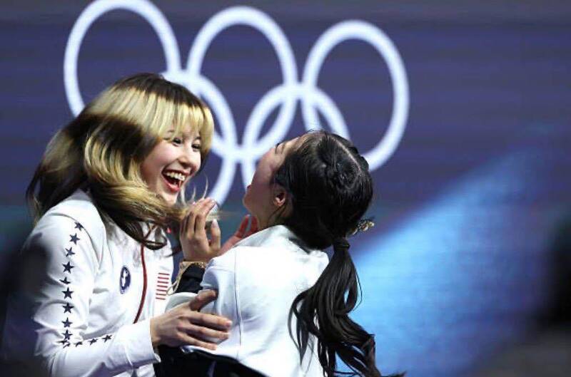 劉美賢（左）在知道奪冠後，跟日本花式滑冰選手、年僅17歲的銅牌中井亞美（右）激動相擁。（取自貼文，資料來源：臉書＠Joel來談日本）