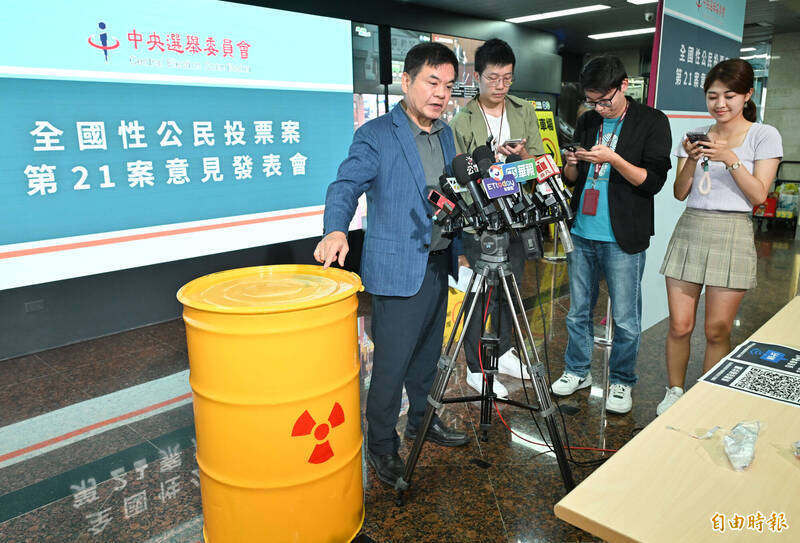 核廢料最終處置至今仍缺乏社會共識與可行場址，圖為核三延役公投時反方代表莊瑞雄帶了一個象徵廢核料的黃色桶子表達立場。（資料照）