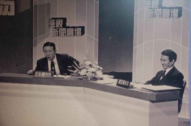 2010年，王永慶（左）與陳定南（右）為了六輕應否到宜蘭設置，兩人在華視新聞廣場辯論，留下珍貴的歷史鏡頭。（陳定南教育基金會提供）