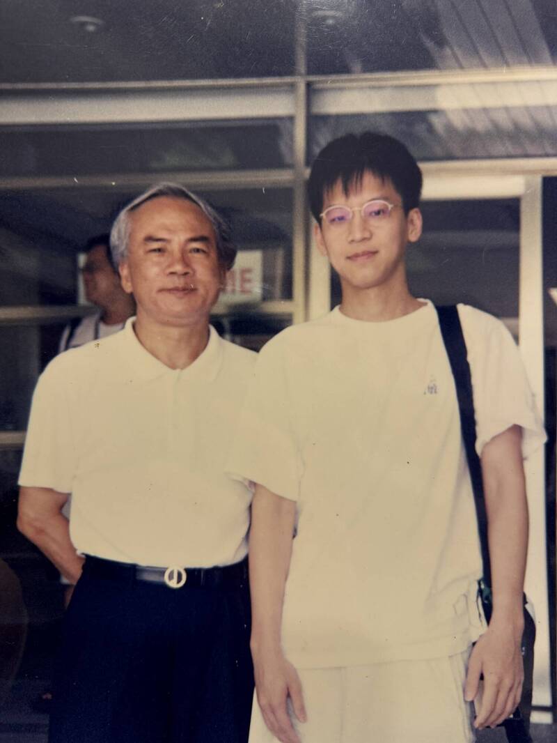 2001年慈林基金會的活動，筆者（右）與林義雄合影。（取自貼文）