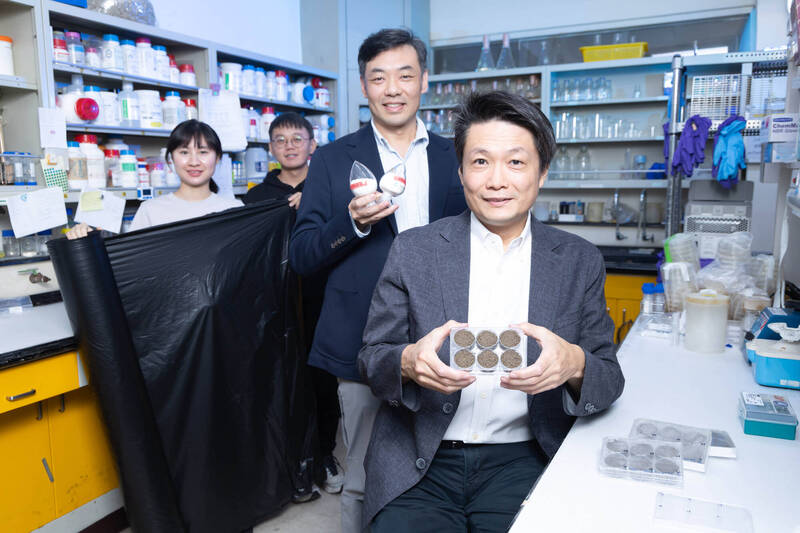 工研院材化所技術經理張勝隆（右2）與臺大生物科技研究所所長劉啟德（右1）領軍下，攜手展現有效的跨域、產學研合作模式，為淨零轉型與農業永續最佳範例。（取自貼文）