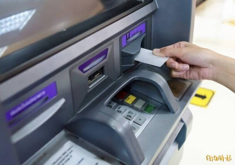 銀行在判斷可疑帳戶時，迫於壓力勢必會採保守態度。民眾日常薪資入帳、房租扣款等資金往來，都可能受到影響；示意圖。（資料照）