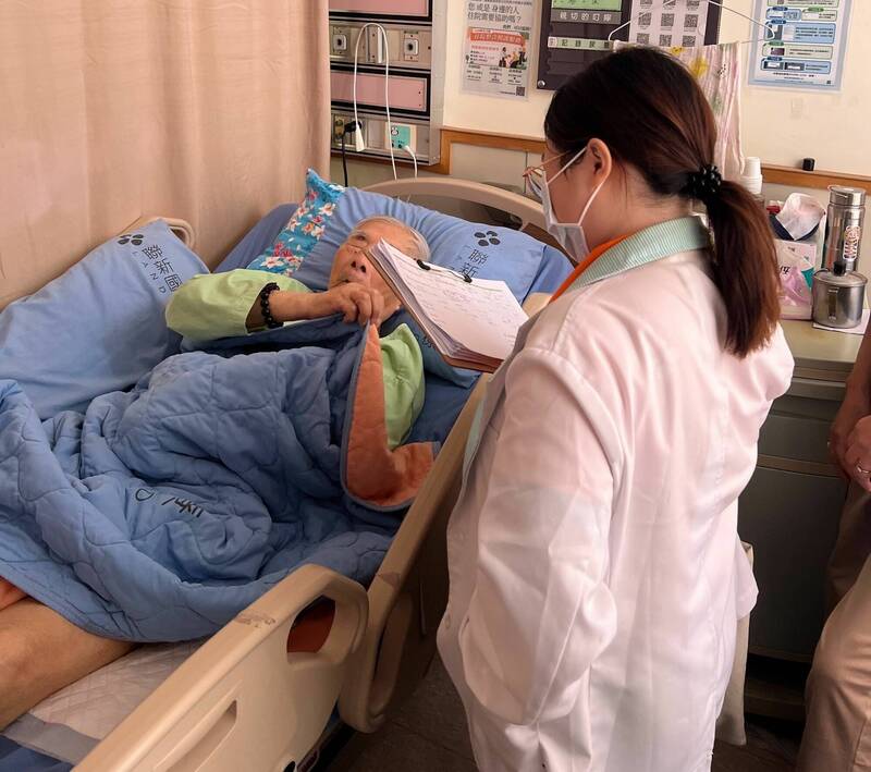 當家庭照顧者缺乏喘息服務、心理支持與社區網絡，慢性壓力便成為沉默的引信；示意圖，圖中人物與本文無關。（衛生局提供）