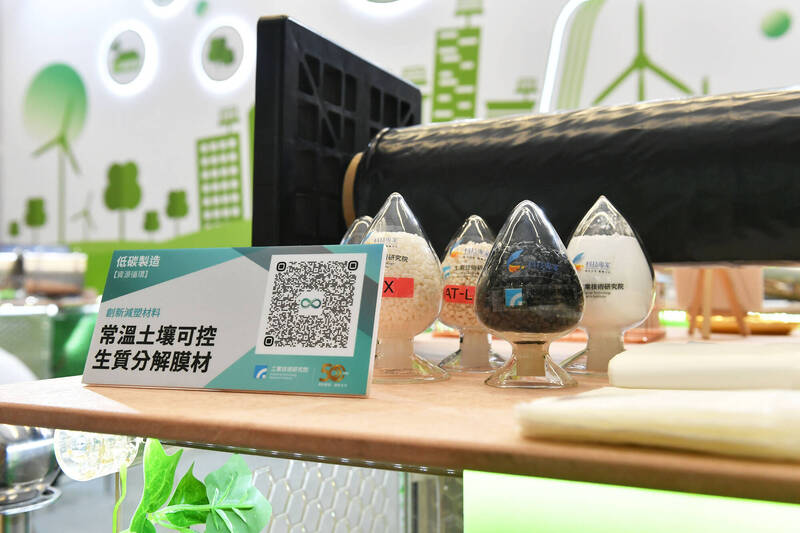 團隊提出「加速器」概念，在PBAT生物分解塑膠基底中添加特定多醣結構，創造有利於微生物生長的環境。（取自貼文）