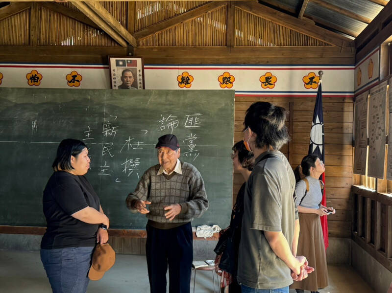 白色恐怖的受難者張則周（左二）走訪新生訓導處政治教室。（資料照，客家電視台提供）