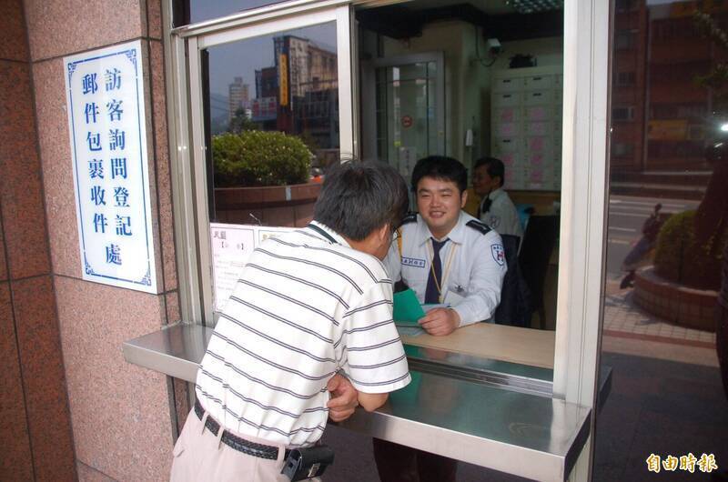 保全人員是低薪、長工時、高壓且缺乏支持的勞動結構中「正常」產生的第一線勞工。示意圖，圖與新聞事件無關。（資料照）