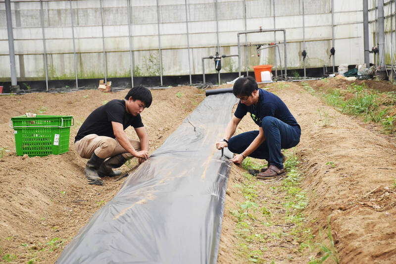 工研院和臺大生技所分別擅長材料及生物專業技術，合作開發出臺灣第一、也是唯一在常溫堆肥下就能分解的農膜，可減少塑膠微粒汙染土壤與碳排。（取自貼文）