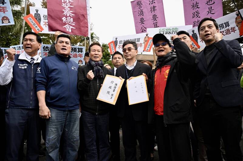 警察為執法人員，長年為守護人民、執行法律拚命，依法行政比誰都更需身體力行，今日卻被迫走上法庭，控告曾經守護的政府。（資料照）