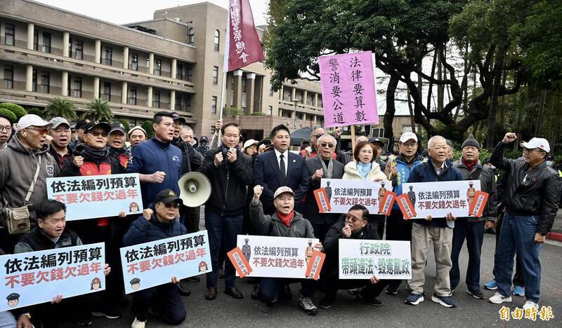 近日台灣民眾黨主席黃國昌與數百名退休警消前往台北高等行政法院，提起集體訴訟要求行政院編列警消退休金預算。（資料照）