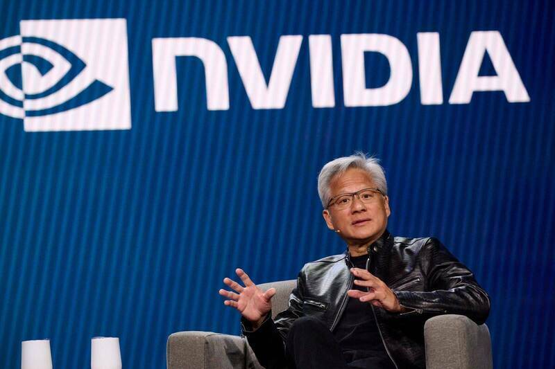 輝達執行長黃仁勳指出，最容易被AI取代的3種人：習慣照本宣科的執行者、不擅與AI工具互動者、缺乏獨立思考能力的被動接收者。（彭博資料照）