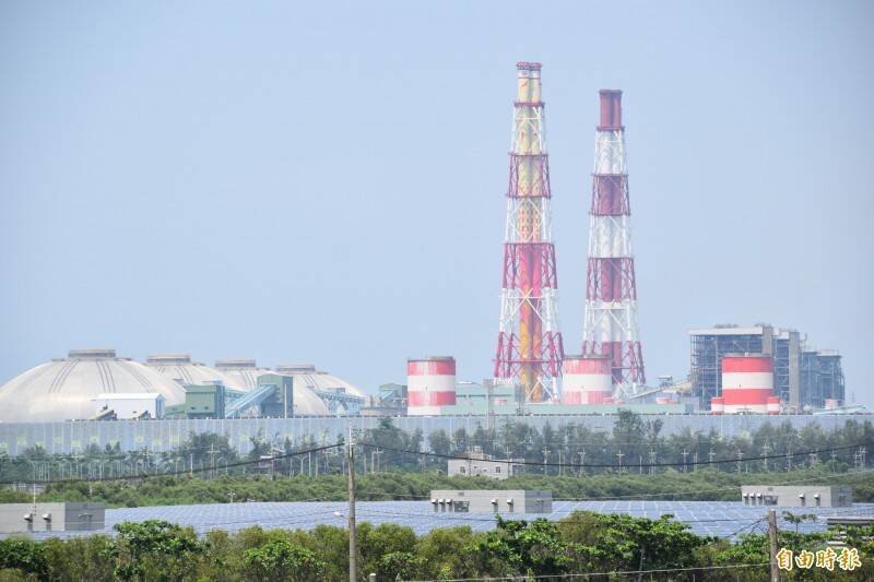 多數國家在能源轉型中強化再生能源、儲能與電網彈性設計，目的即在提升系統韌性，而非倚賴單一技術；圖為台電興達電廠擴建，新設燃氣機組。（資料照）