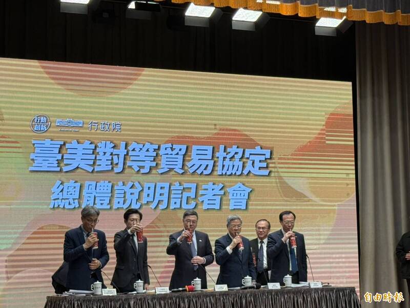 行政院於2月13日下午辦記者會時，特別在現場發送珍珠奶茶，行政院秘書長張惇涵表示，當每位立法委員喝到珍奶時，想一想這就是談判結果。（資料照）